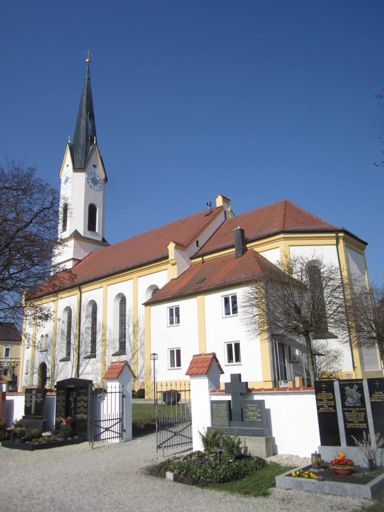 Nandlstadt, Kath. Pfarrkirche St. Martin, neugotischer Saalbau mit eingezogenem 
Polygonalchor und angefgter zweigeschossiger Sakristei, erbaut 1865, Westturm noch aus dem 15. Jahrhundert (14.03.2014)