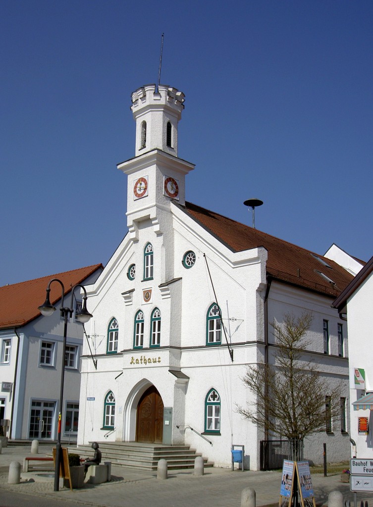 Nandlstadt, neugotisches Rathaus, Rathausplatz 1, zweigeschossiger Giebelbau mit
reichem Fassadenschmuck und vorgelagertem Zinnenturm, erbaut 1884 (14.03.2014)