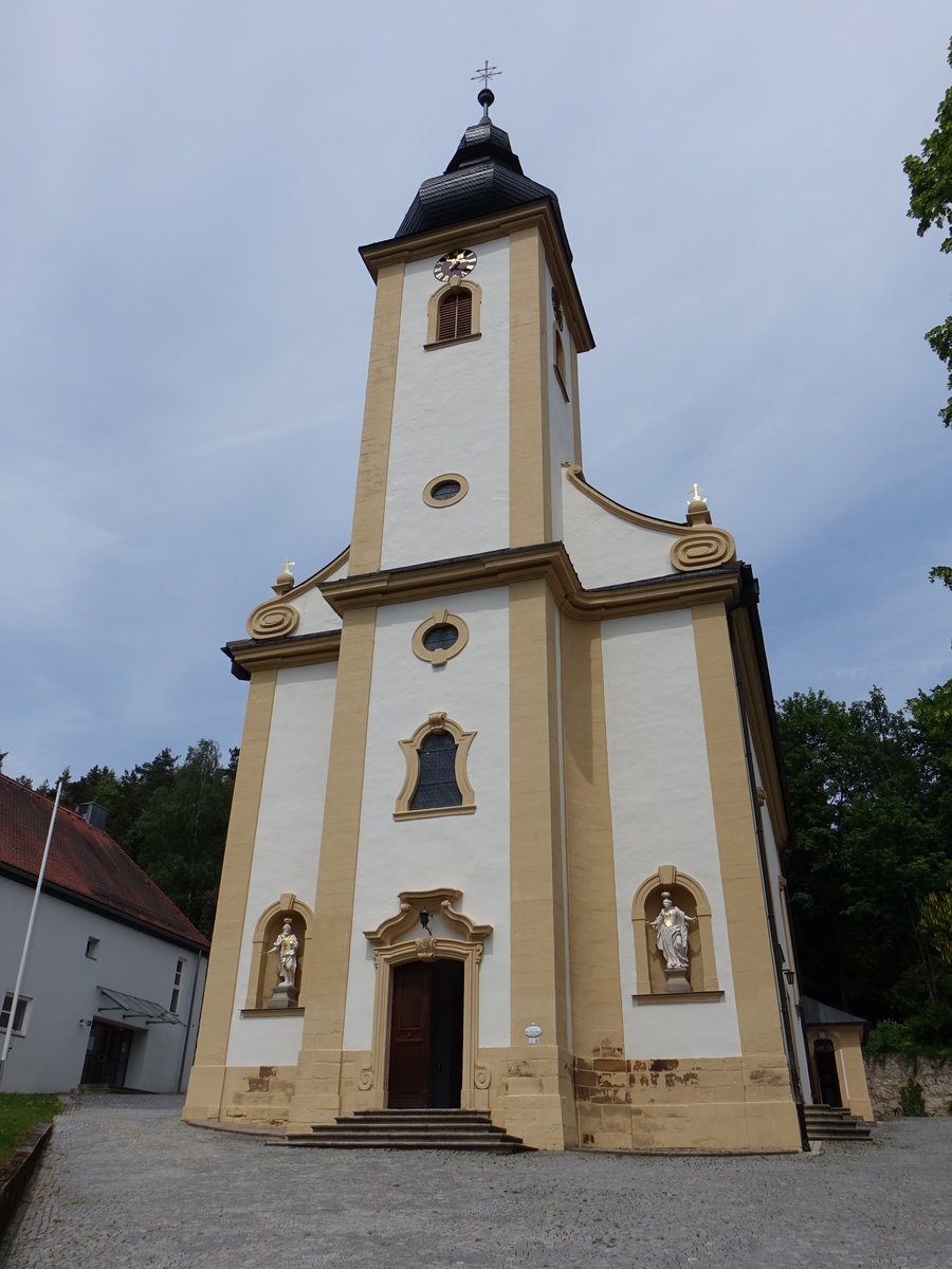 Nankendorf, kath. Pfarrkirche St. Martinus, Saalbau mit eingezogenem Chor und Portalturm mit welscher Haube, erbaut bis 1748 durch Wenzel Schwesner (19.05.2018)