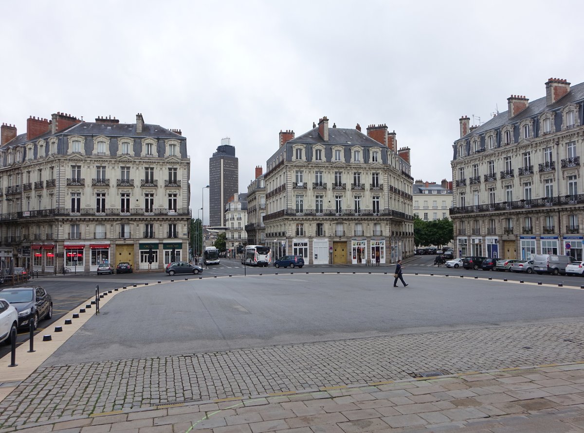 Nantes, Gebäude am Place Saint-Pierre vor der Kathedrale (12.07.2017)