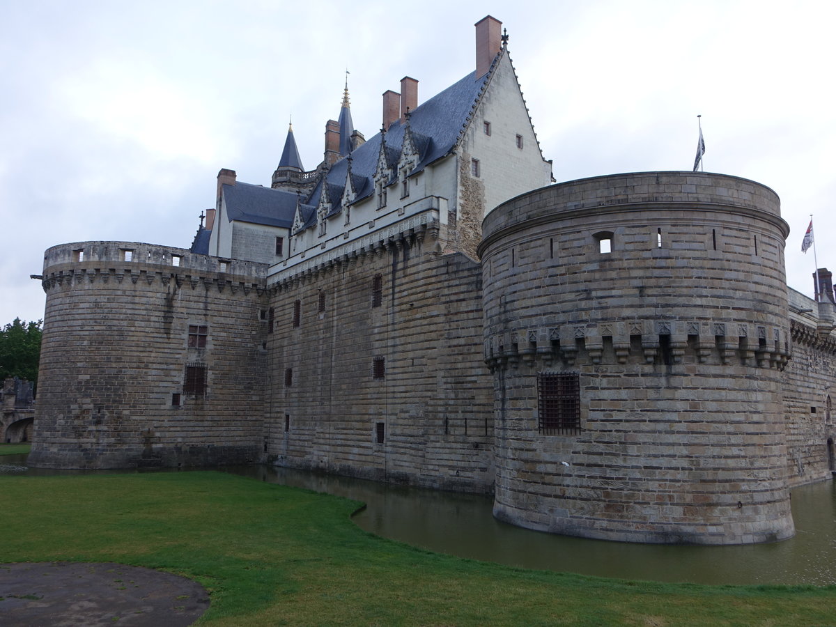 Nantes, Schloss der Herzge der Bretagne, Festung aus der Gotik, erbaut ab dem 13. Jahrhundert, Grand Logis mit reich verzierten Dachfenster im Flamboyant Stil (12.07.2017)