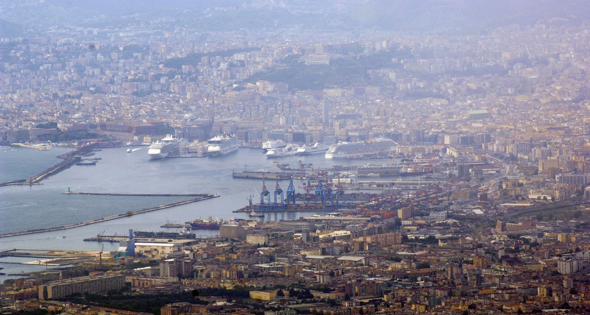 Napoli von Vesuv aus gesehen. Aufnahmedatum: 20. Juli 2011.