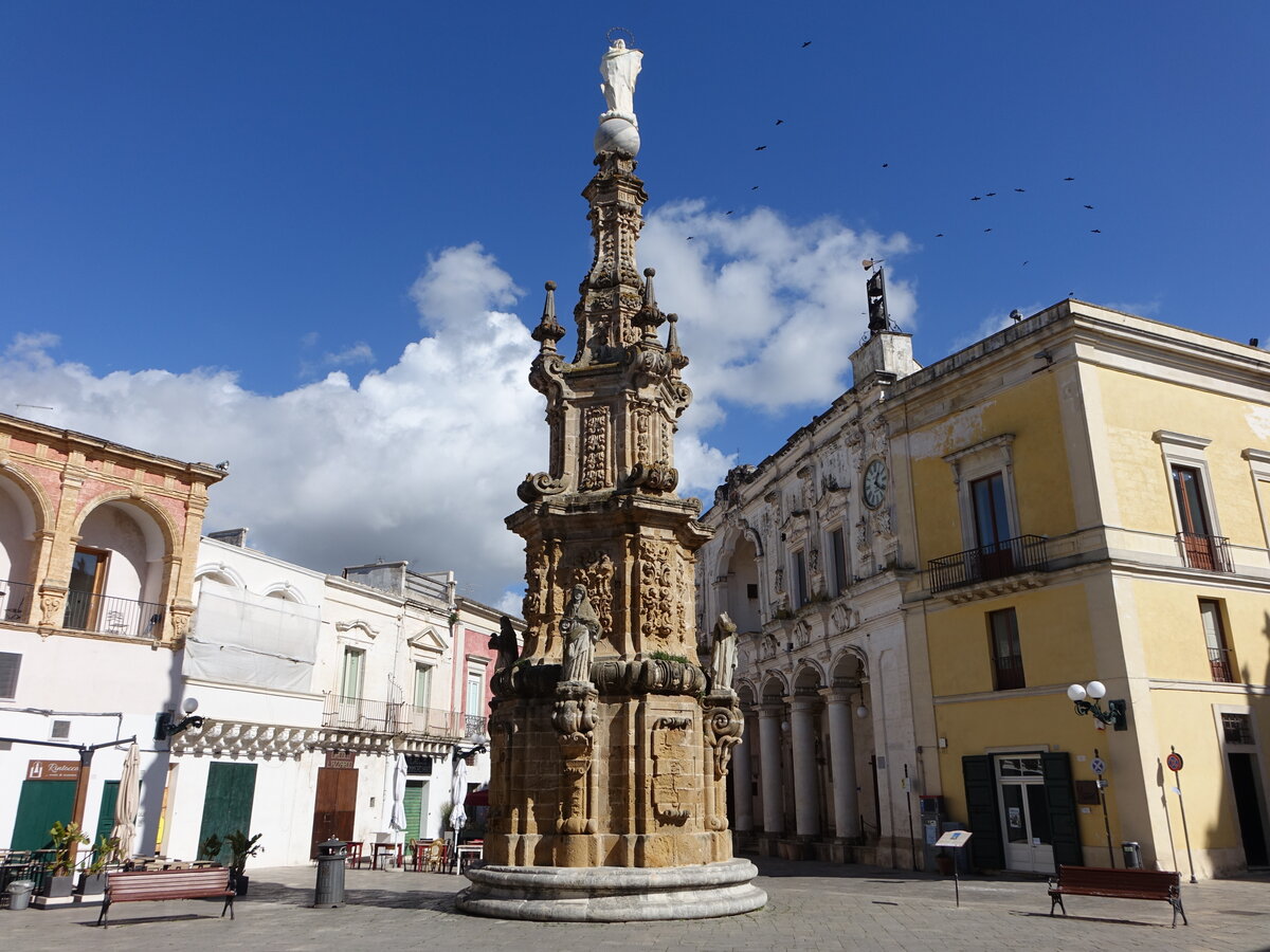 Nardo, Denkmal und Huser an der Piazza Antonio Salandra (02.03.2023)