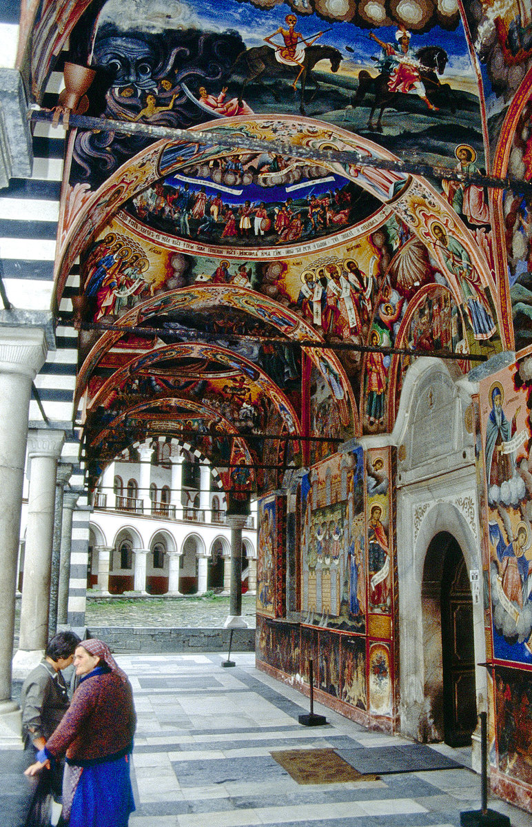 Narthex mit Fresken im Kloster Rila  im sdwestlichen Bulgarien. Bild vom Dia. Aufnahme: Juni 1992.