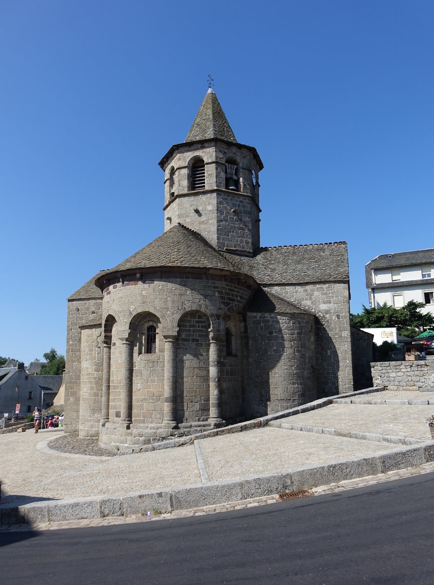 Nasbinals, Kirche Sainte-Marie, einschiffiger mit einem Querschiff versehener dreiapsidialer romanischer Bau des 11./12. Jahrhunderts (31.07.2018)