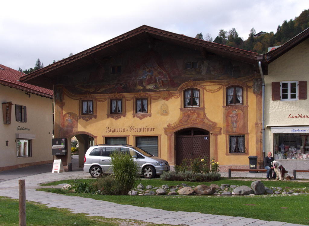 Natrlich wrde es ohne Auto und Mlltonne noch reizvoller aussehen, das Haus mit der wunderschnen Lftelmalerei, die im Werdenfelser Land und in Tirol sehr verbreitet ist.
Mittenwald am 07.10.2013 im alten Ortsteil  Im Gries .