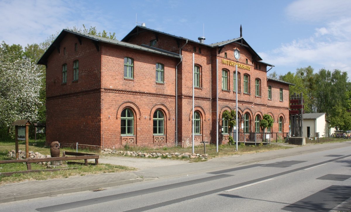 Naturparkhaus / Klaus-Bahlsen-Haus / ehem. Empfangsgebäude früherer Bahnhof Stadt Usedom - Aufnahme vom 09.05.2020