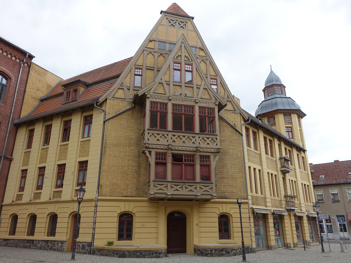 Nauen, Geb�ude am Martin Luther Platz (30.05.2026)
