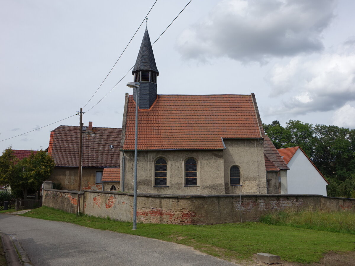 Naundorf, evangelische Dorfkirche, romanische Kirche erbaut im 13. Jahrhundert, 1884 renoviert (13.08.2023)