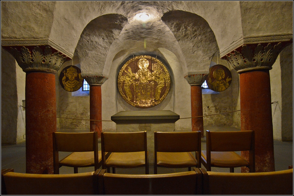 Navigationsscheiben in der Krypta des Mnsters Konstanz. Die Scheiben zierten einst das Kirchengebude auen, um den Seefahrern den Weg nach Konstanz zu zeigen. Die mittlere Scheibe ist gerade von ihrem Schutzglas befreit, was der Kamera einen einwandfreien Blick darauf erlaubt. Januar 2014.