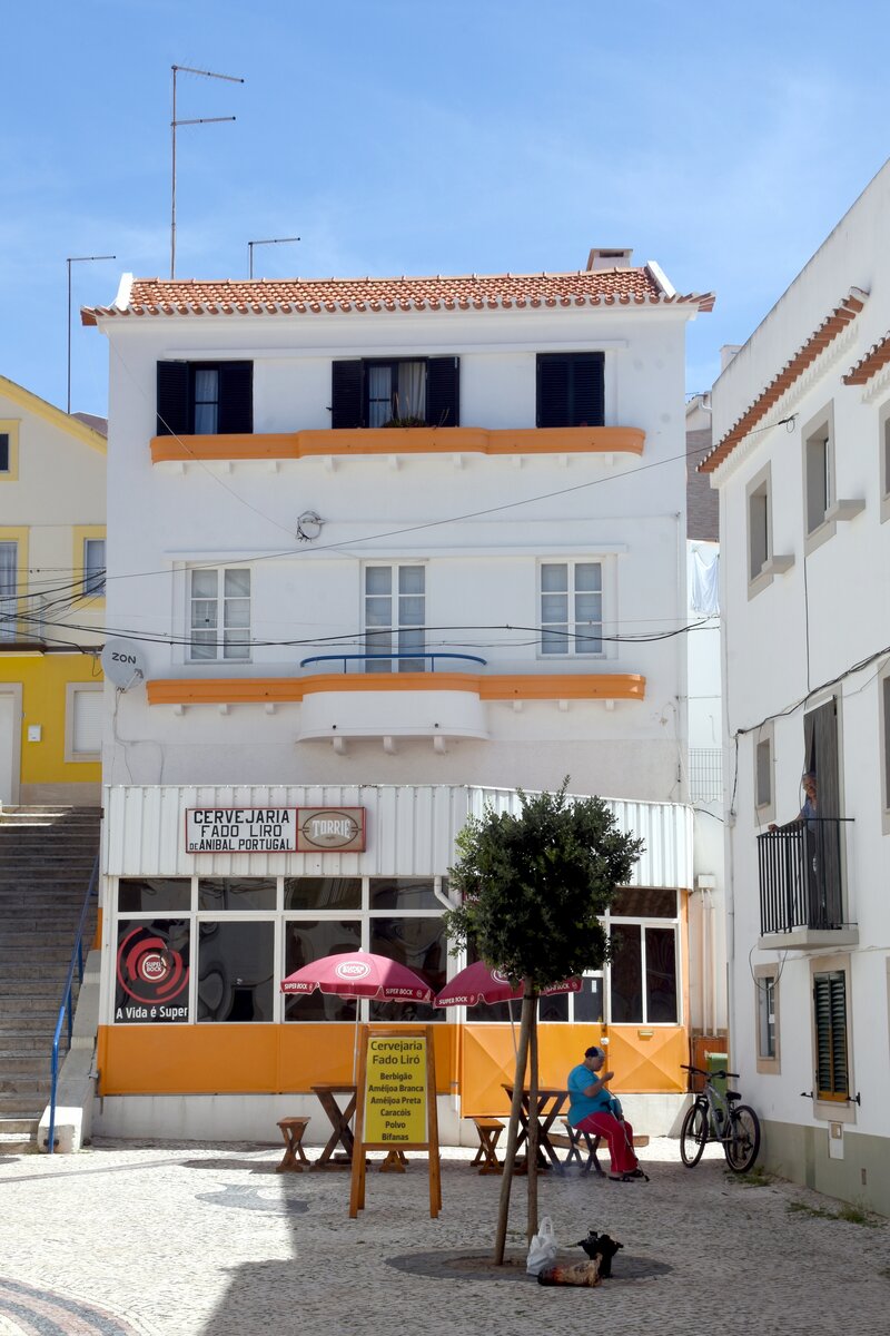 NAZAR (Concelho de Nazar), 13.08.2019, restauriertes Haus mit einem der unzhligen Restaurants im Ortsteil Praia