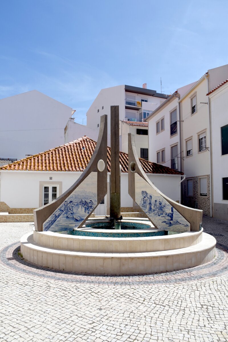 NAZAR (Concelho de Nazar), 13.08.2019, Springbrunnen mit Azulejos im Ortsteil Praia