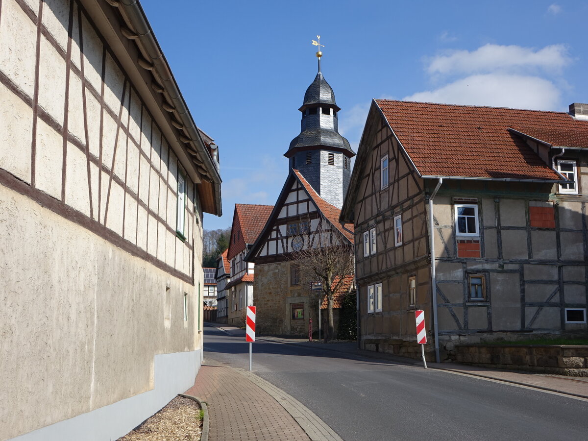 Nazza, Fachwerkhuser und evangelische Kirche an der Hauptstrae (17.03.2024)