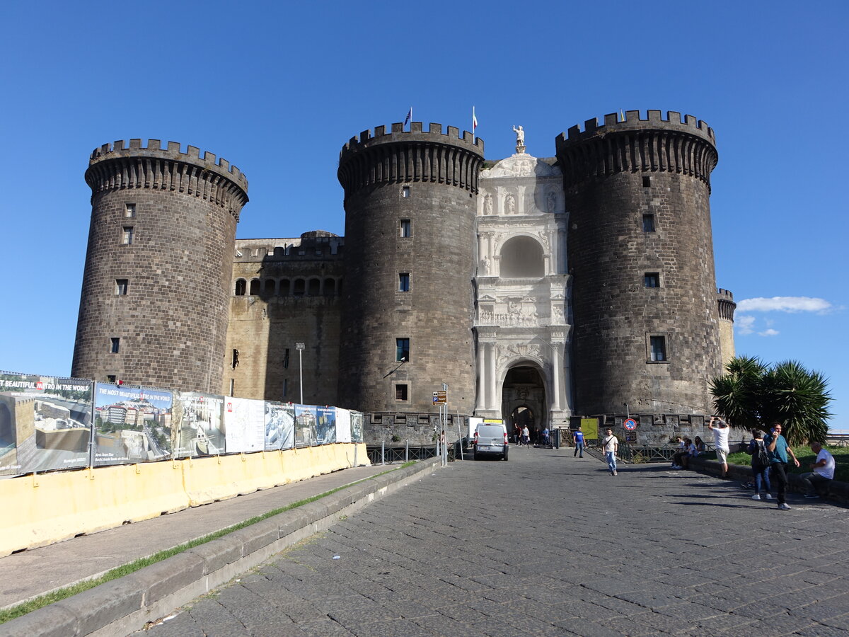 Neapel, Castel Nuovo, erbaut ab 1279, Triumpfbogen am Haupttor erbaut von Francesco Laurana (22.07.2022)