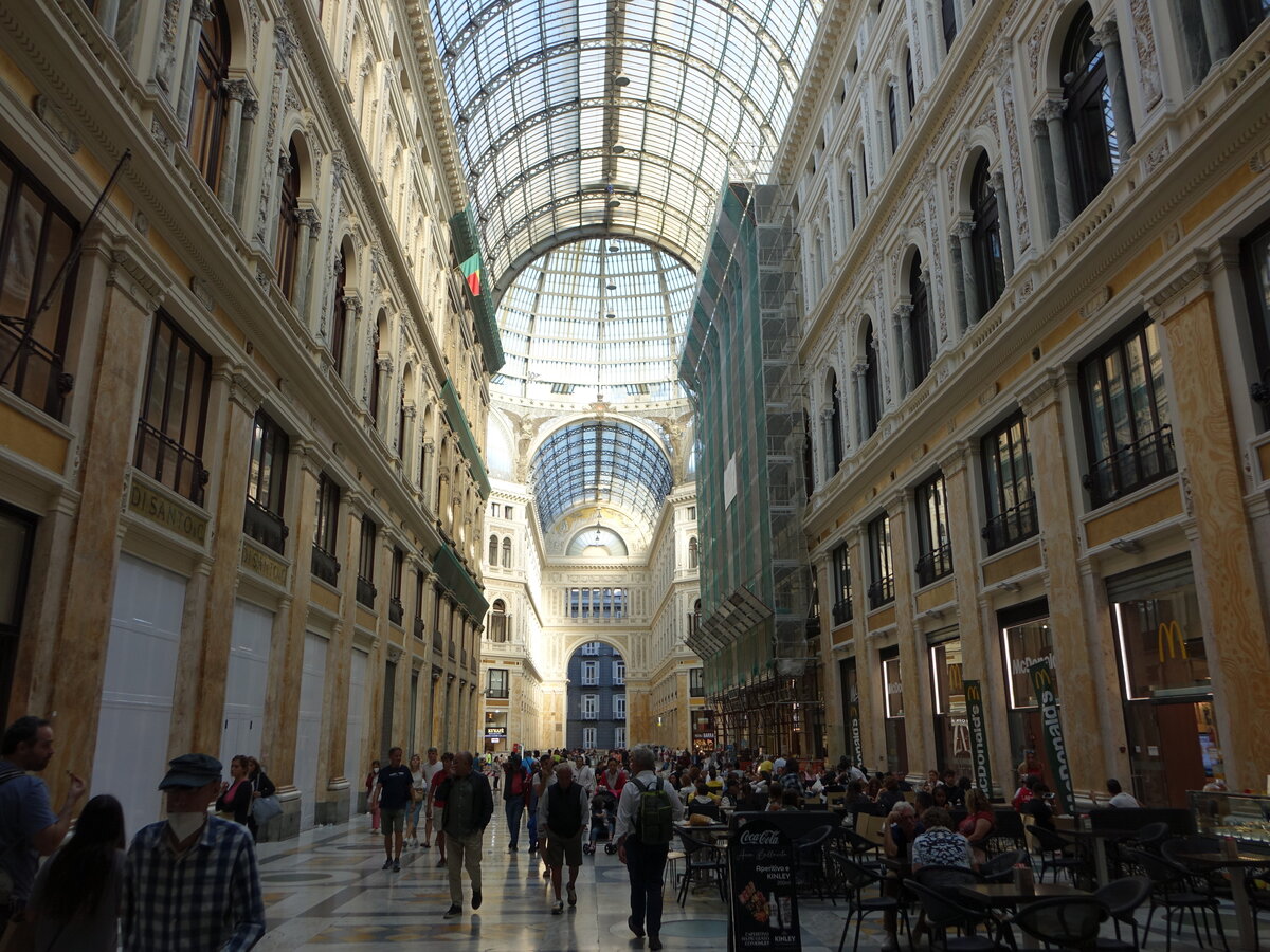 Neapel, Galleria Umberto I. in der Via Toledo, erbaut von 1887 bis 1890 nach Plnen von Emmanuele Rocco und Ernesto di Mauro  (22.09.2022)