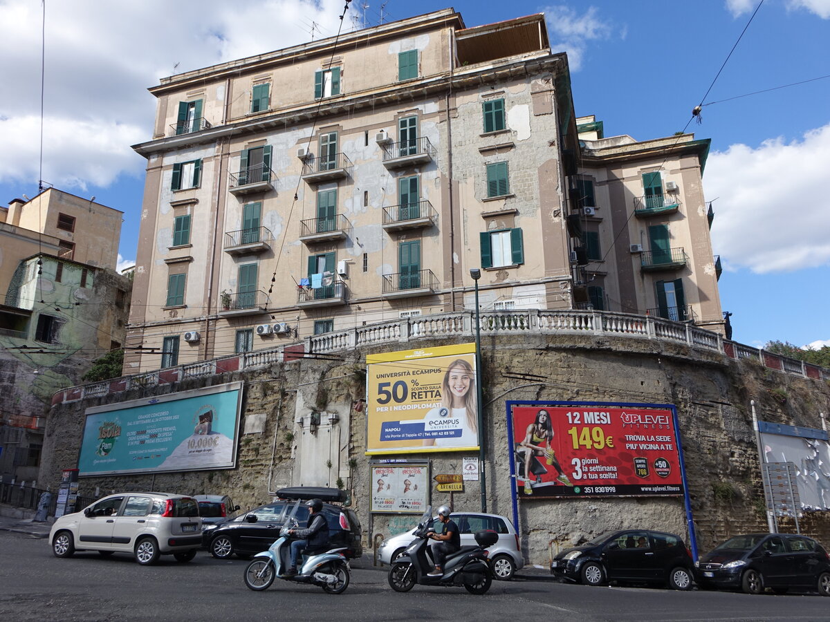 Neapel, Gebude und Werbetafeln an der Piazetta Pontecorvo (23.09.2022)