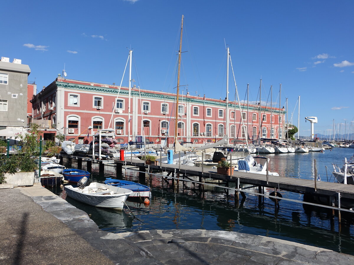 Neapel, Hafengebude an der Mole San Vincenzo (22.07.2022)