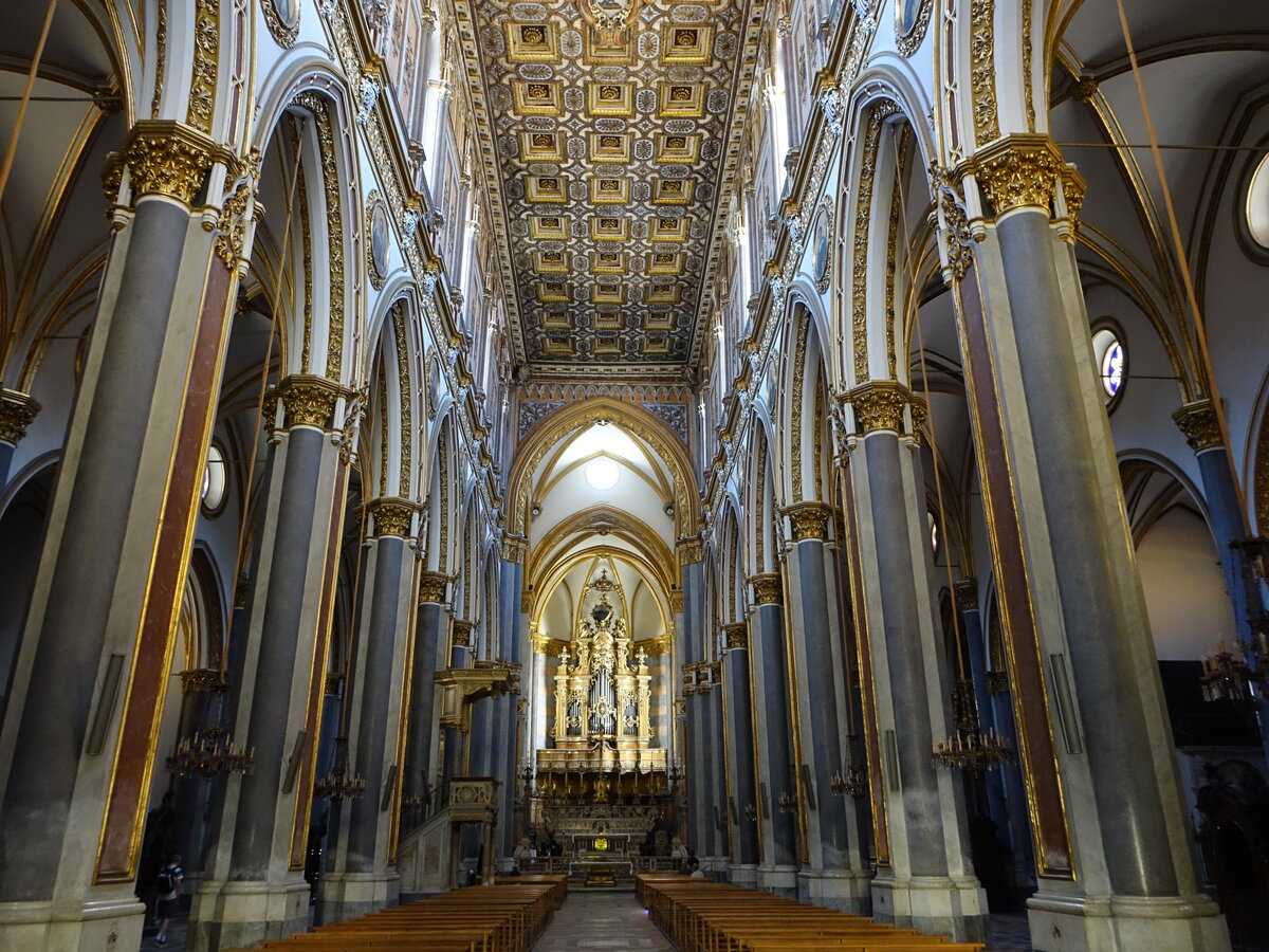 Neapel, Innenraum der Kirche San Domenico Maggiore, erbaut von 1283 bis 1324, Kassetten- und Golddecke von 1670, Hochaltar von Cosimo Fanzago (23.09.2022)