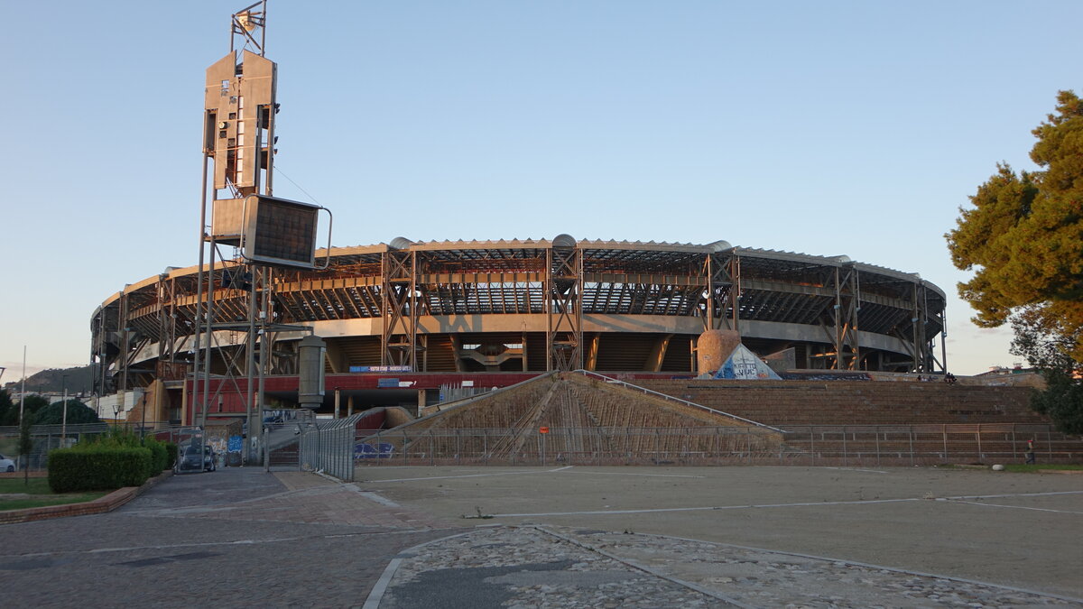 Neapel, Stadio Diego Armando Maradona im Stadtteil Fuorigrotta, erbaut 1952 durch den Architekten Carlo Cocchia, Umbau zur WM 90 (23.09.2022)