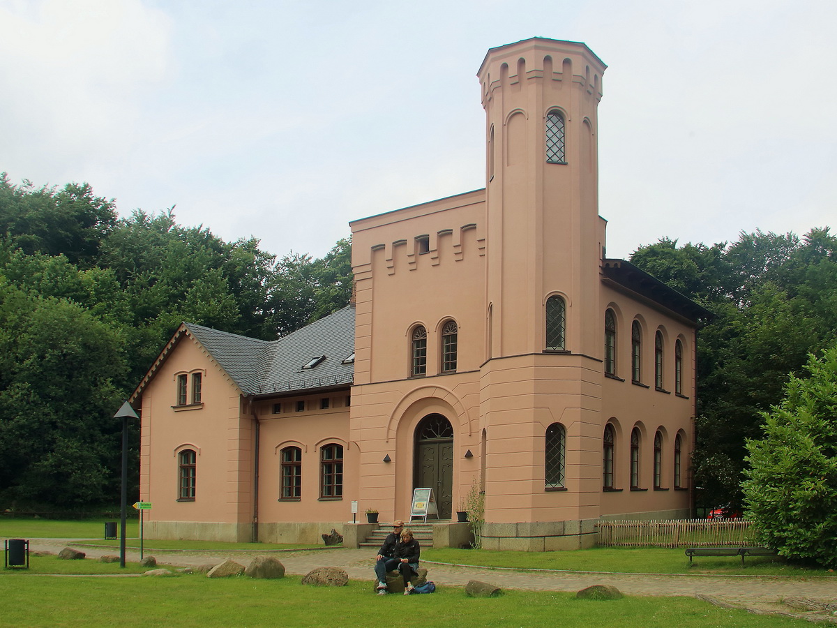 Nebengebude vom Jagdschloss Granitz, geschlossen 2017, gesehen am 22. Juli 2017.