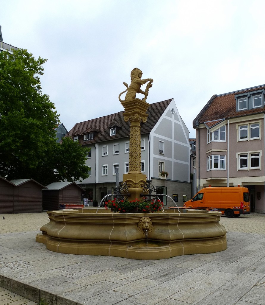 Neckarsulm, der Löwenbrunnen mit der Löwensäule auf dem Marktplatz, Sept.2014