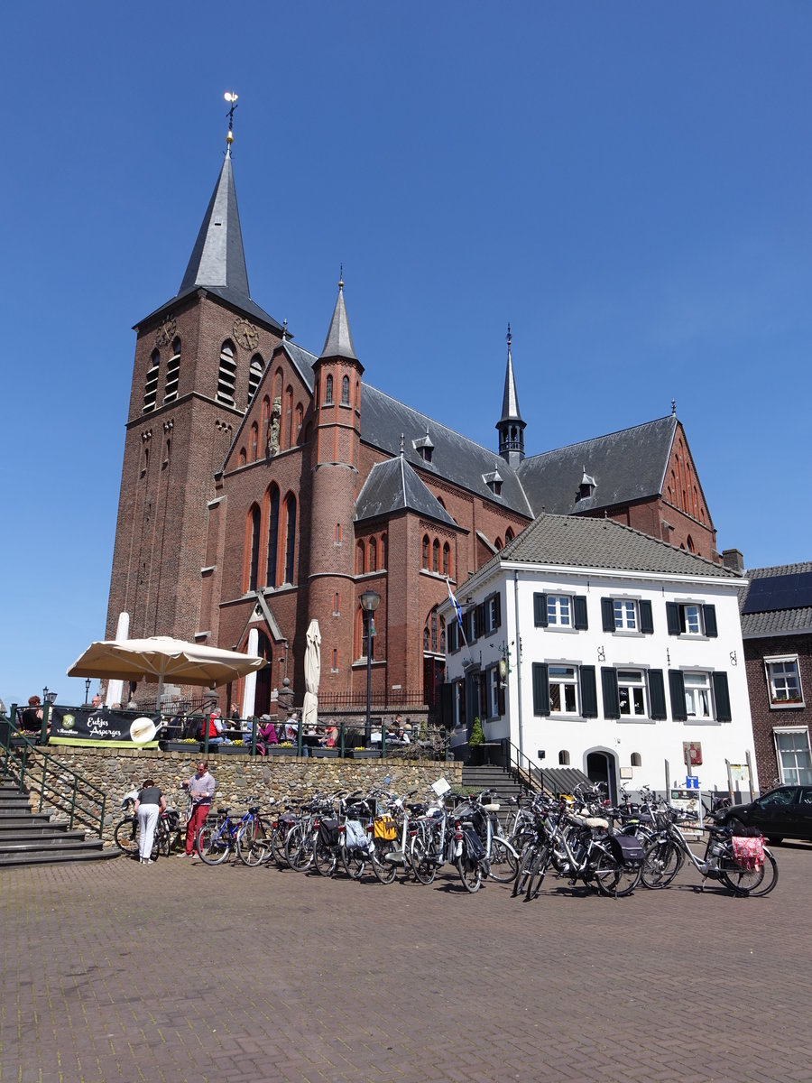 Neer, St. Martinus Kirche und altes Rathaus am Markt, Kirche erbaut ab 1909 (05.05.2016)