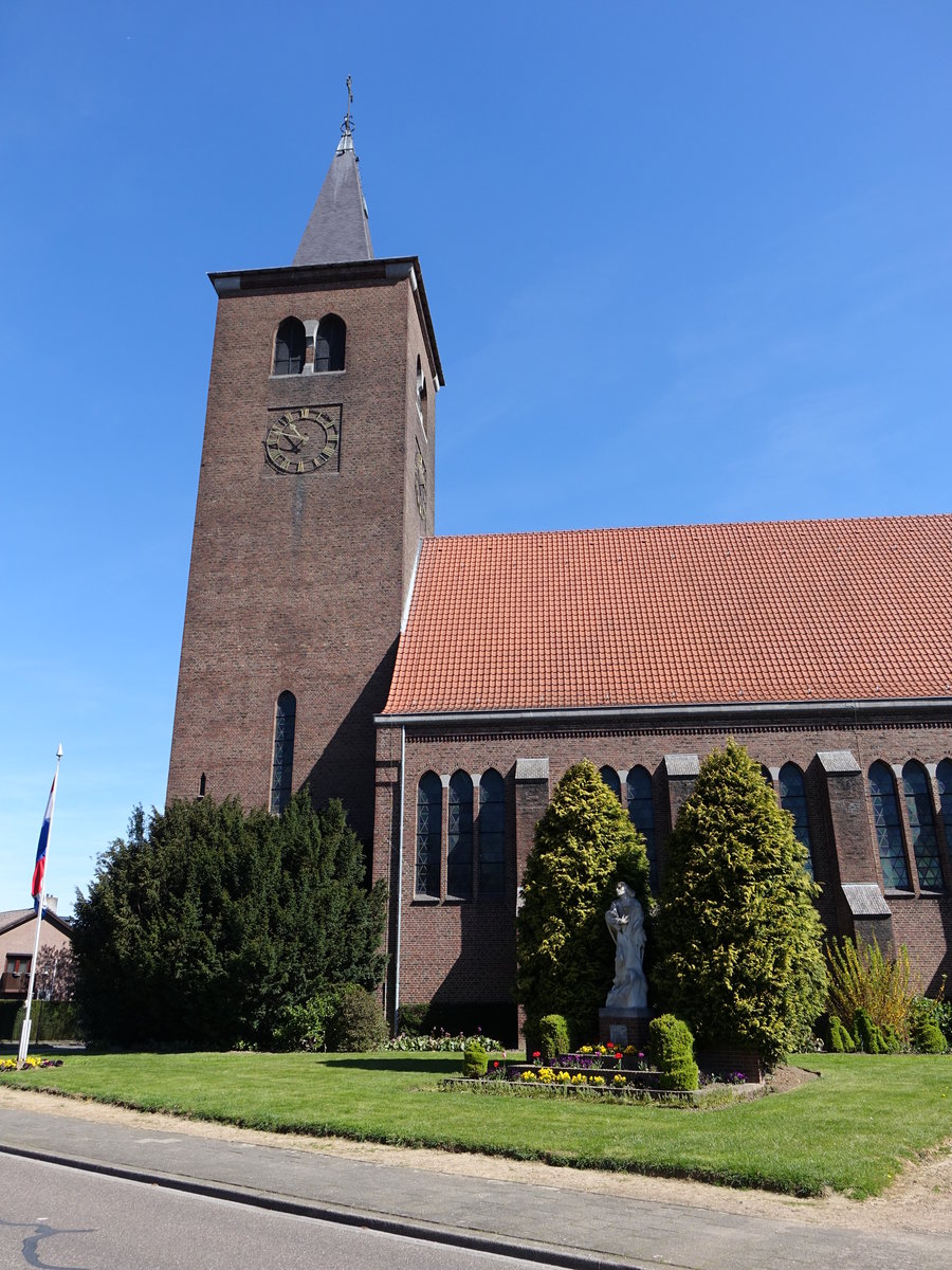 Neerbeek, St. Callistus Kirche, erbaut 1933 durch Architekt Alexander Kropholler, erbaut im traditionalistischen Stil hnlich der Delfter Schule (05.05.2016)