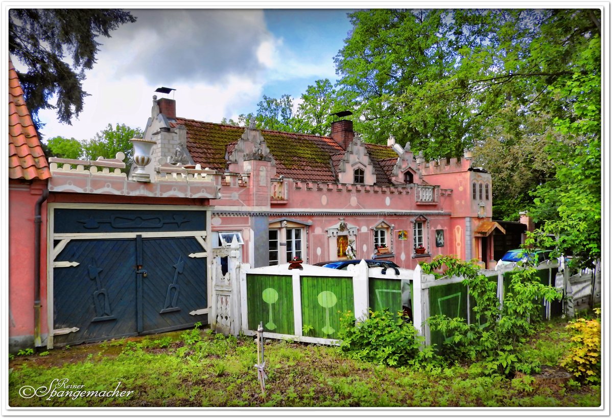 Nein, nicht im Mrchenwald oder im Freizeitpark. Dieses kleine etwas verfallene Schloss liegt am Rande des Naturparks Lneburger Heide. Frher einmal diente das Haupthaus (links), als Gaststtte direkt an der B3.  Eine skurrile  Geschichte dazu,  auf Nachfrage ;-)  Mai 2019