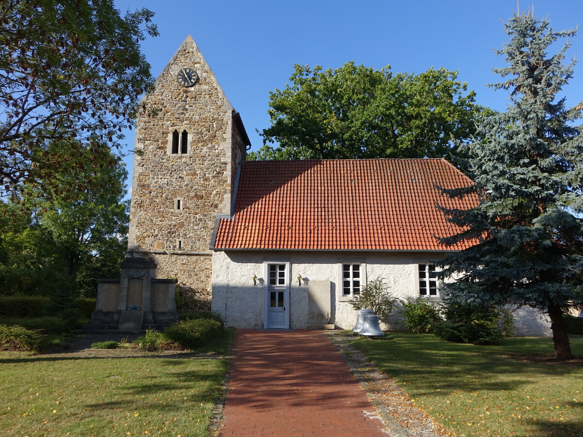 Neindorf, evangelische Kirche, erbaut im 13. Jahrhundert, erweitert 1680 (14.09.2025)