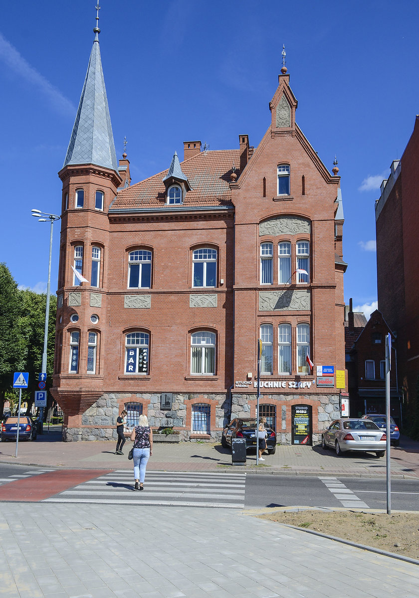 Neogotisches Gebude aus der deutschen Grnderzeit am Rondo Solidarności (bis 1945 Am Bahntor) in Słupsk (Stolp) in Hinterpommern. Aufnahme: 23. August 2020.