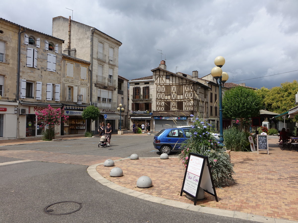 Nerac, Fachwerkhuser am Place General de Gaulle (28.07.2018)