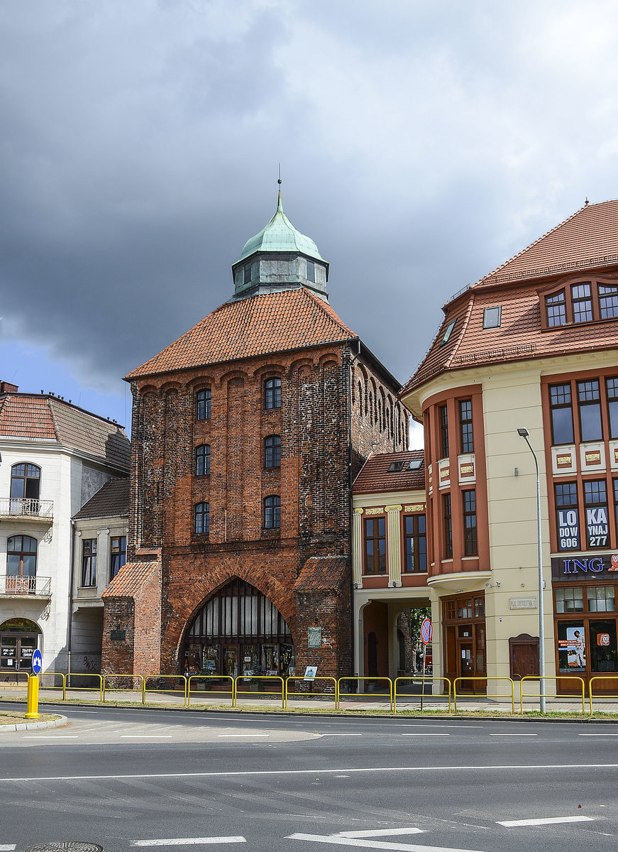 Nes Tor (Nowa Brama) in Słupsk (Stolp) in Hinterpommern. Im 14. Jahrhundert errichtet, ist es neben dem Mhlentor eines der zwei von ursprnglich drei mittelalterlichen Stadttoren, die bis heute erhalten blieben. Aufnahme: 23. August 2020.