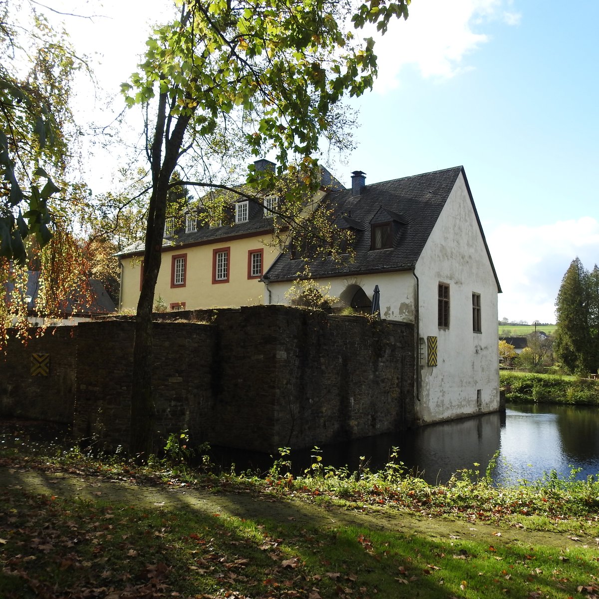 NETPHEN/SIEGERLAND-WASSERBURG HAINCHEN
Als einzige Hhen-Wasserburg im sdwestflischen Raum wurde sie 1290 erstmals urkundlich erwhnt,
war zunchst im Besitz derer von HAIN,alter Adelsfamilie in und um NASSAU....
Nach wechselvoller Geschichte schritt der Verfall voran,bis in den 1970er Jahren der Siegerlnder
Burgenverein den Wiederaufbau vorantrieb.....hier am 27.10.2017