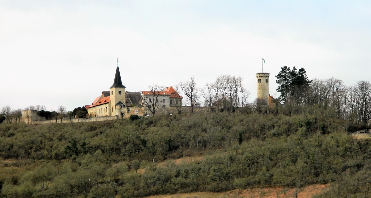 NEU auf der Strae der Romanik: Freyburg/Unstrut - OT Zscheiplitz, Der Pfalzgrafenhof Weienburg - das ehemalige Benediktinerinnenkloster mit der Klosterkirche  St. Bonifacius  aus dem 12. Jahrhundert. Rechts im Bild ist der besteigbare Wasserturm zu sehen. 
Die Aufnahme vom 25.12.2017 wurde aus etwa 840 Metern Entfernung aus Richtung OSO angefertigt.

