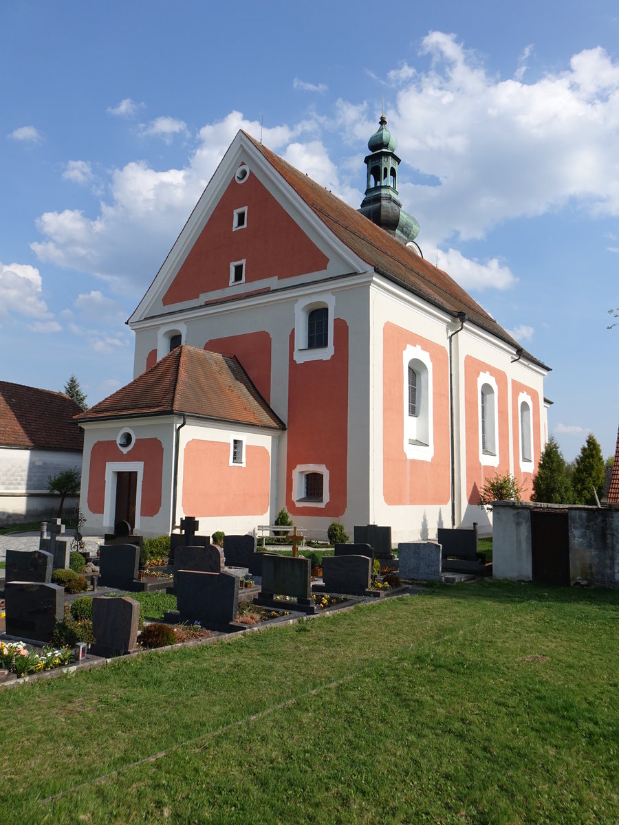 Neualbenreuth, Katholische Pfarrkirche St. Laurentius, verputzter Massivbau mit Satteldach, erbaut 1733, Kirchturm erbaut von 1780 bis 1782 (22.04.2018)