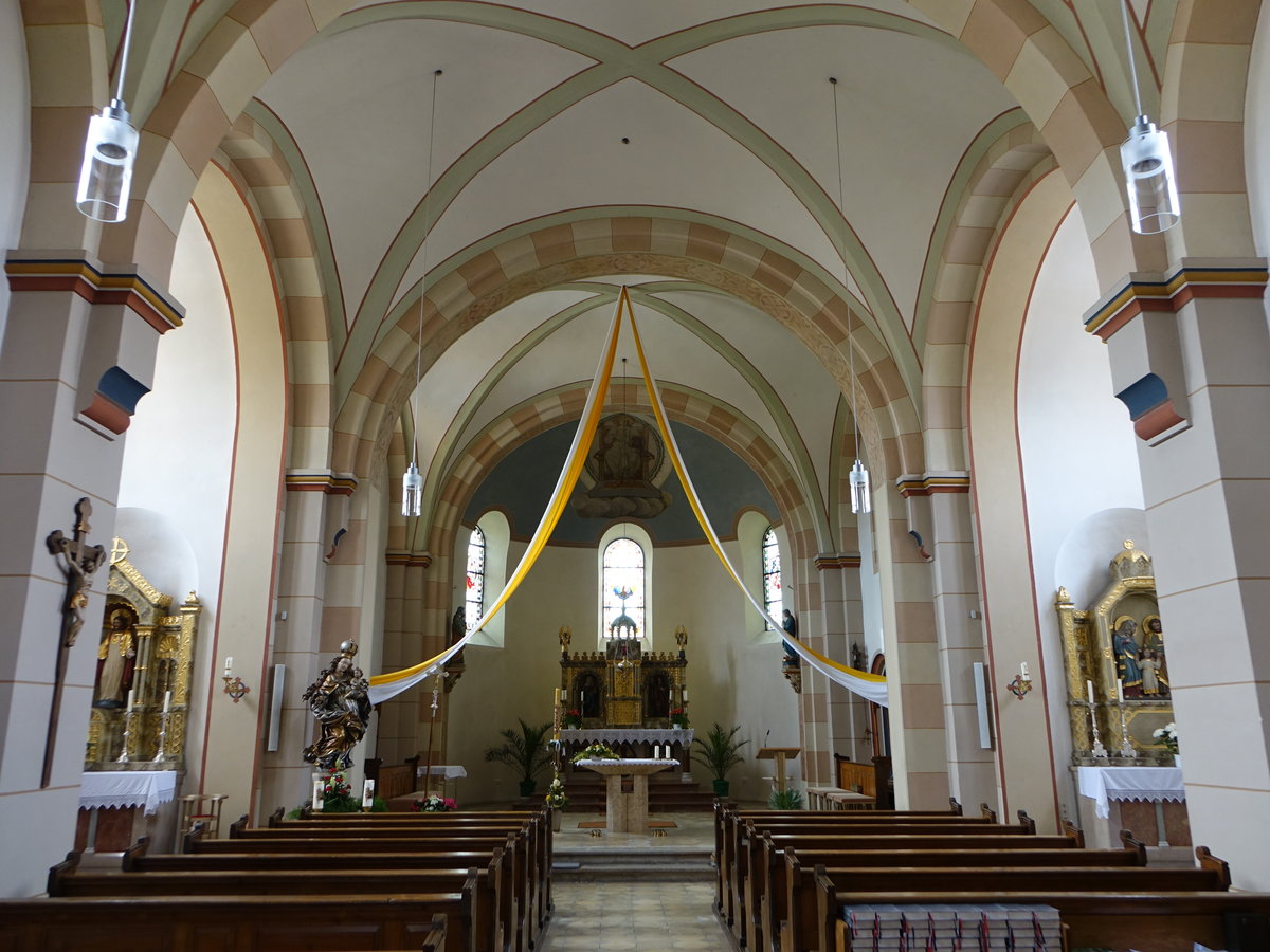 Neubu am See, neuromanischer Innenraum der Pfarrkirche Mari Namen, erbaut 1901 durch den Architekten  Johann Baptist Schott (03.06.2017)