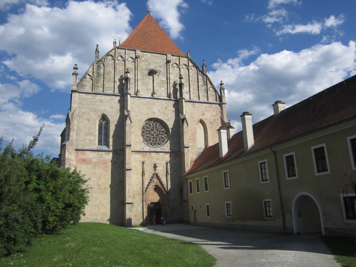 Neuberg an der Mrz, Stiftskirche Maria Himmelfahrt, erbaut von 1327 bis 1481, 
gotische Mawerkfenster und Fensterrose der Westfront (17.08.2013)