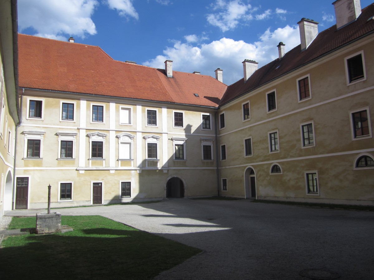 Neuberg, Brunnenhof der Zisterzienserabtei, gegrndet 1327 durch Herzog Otto den
Frhlichen (17.08.2013)