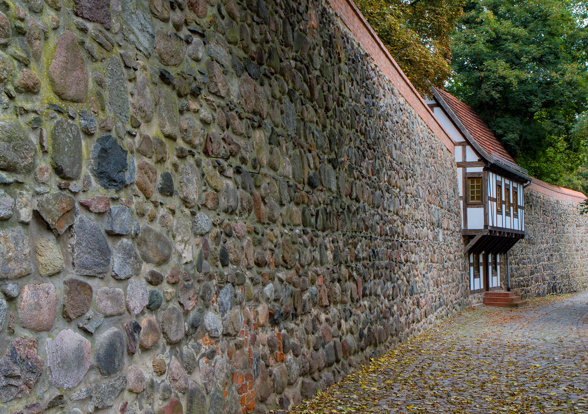 Neubrandenburger Stadtmauer mit Wiekhaus. - 22.09.2014