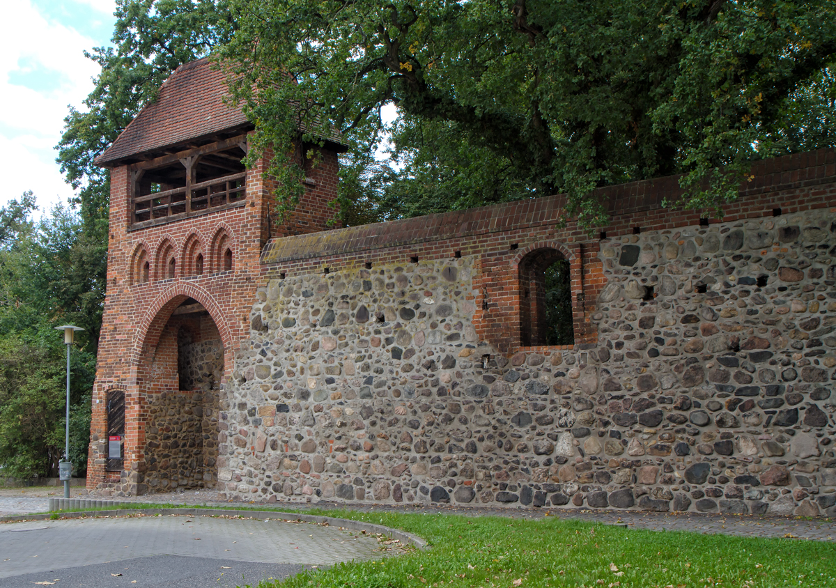 Neubrandenburger Stadtmauer mit Wiekhausturm. - 22.09.2014