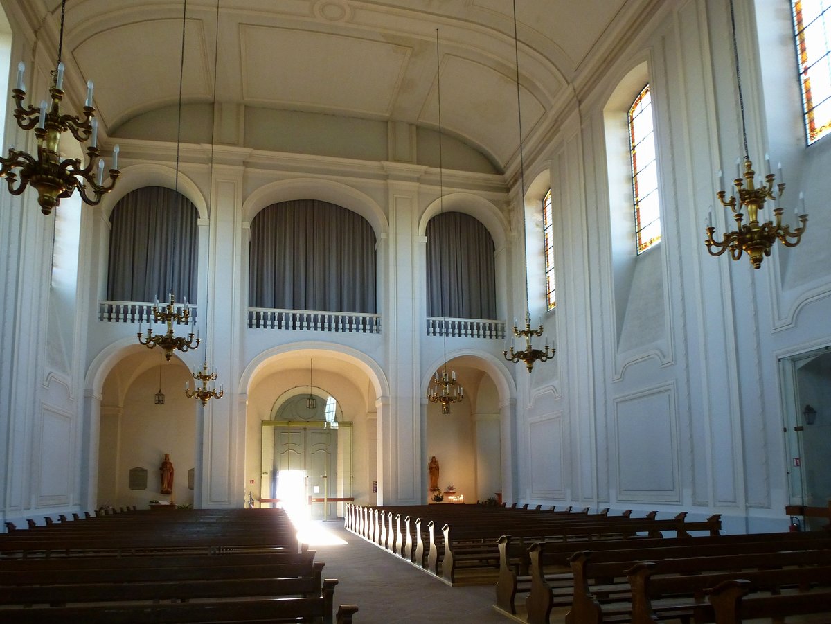 Neubreisach (Neuf-Brisach), Blick vom Altar zum Haupteingang in der St.Ludwig-Kirche, Dez.2016