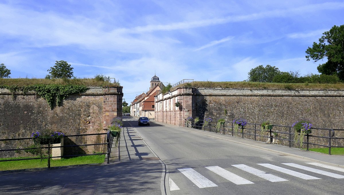 Neubreisach (Neuf Brisach), das ehemalige Straburger Tor, ein Eingang zur Festungsstadt, fr den zunehmenden Verkehr abgebrochen und erweitert, Juli 2020