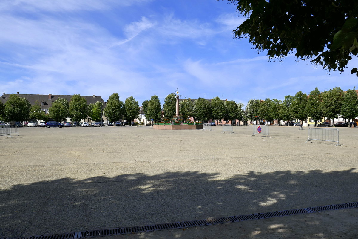 Neubreisach (Neuf Brisach), der groe Platz in der Stadtmitte diente frher fr militrische bungen, heute als Marktplatz genutzt, Juli 2020