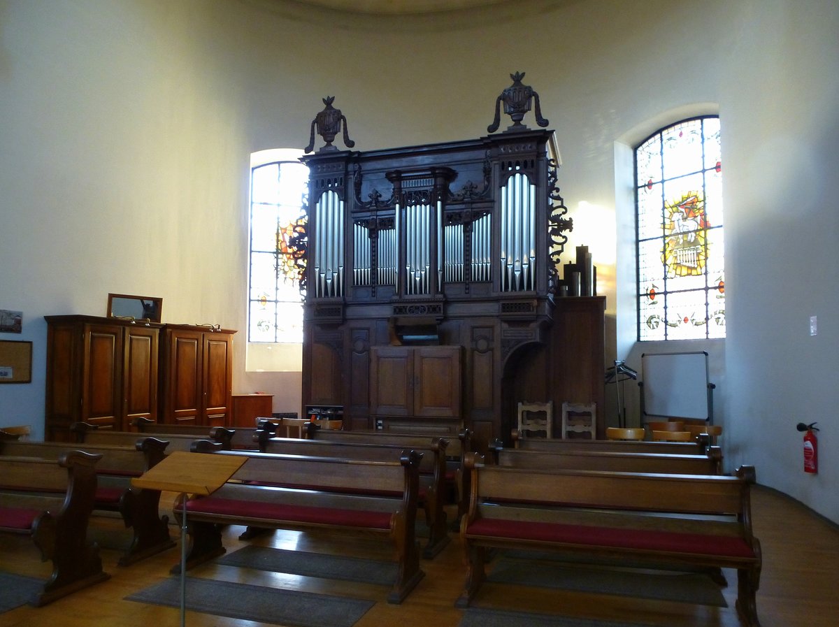 Neubreisach (Neuf-Brisach), die Orgel der St.Ludwig-Kirche steht in einer Seitenkapelle, Dez.2016