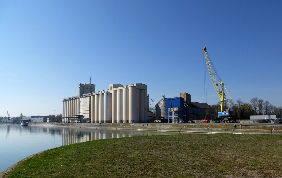 Neubreisach (Neuf Brisach), Speicheranlagen am Rheinhafen, Mrz 2017