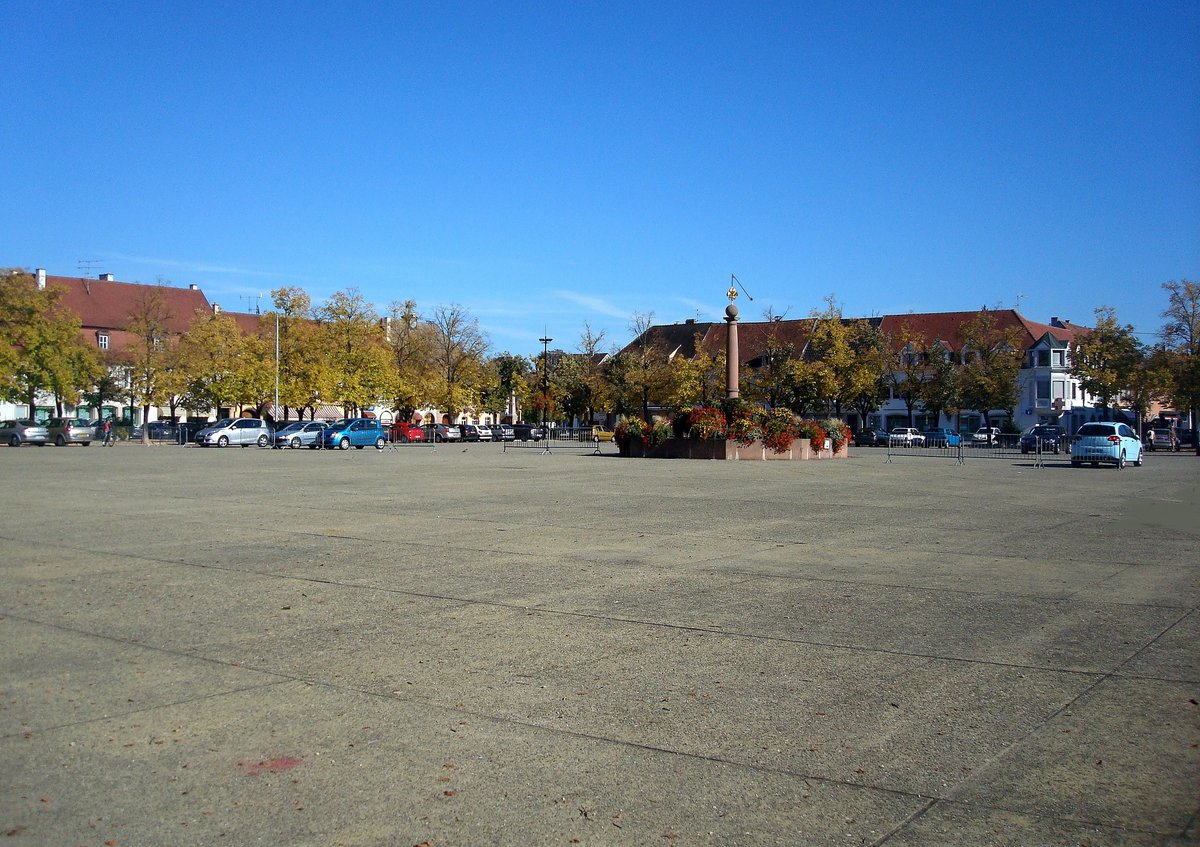 Neubreisach (Neuf-Brisach),der riesige Platz in der Stadtmitte diente frher den hier stationierten Festungssoldaten als Apell-und Exezierplatz, Okt.2010