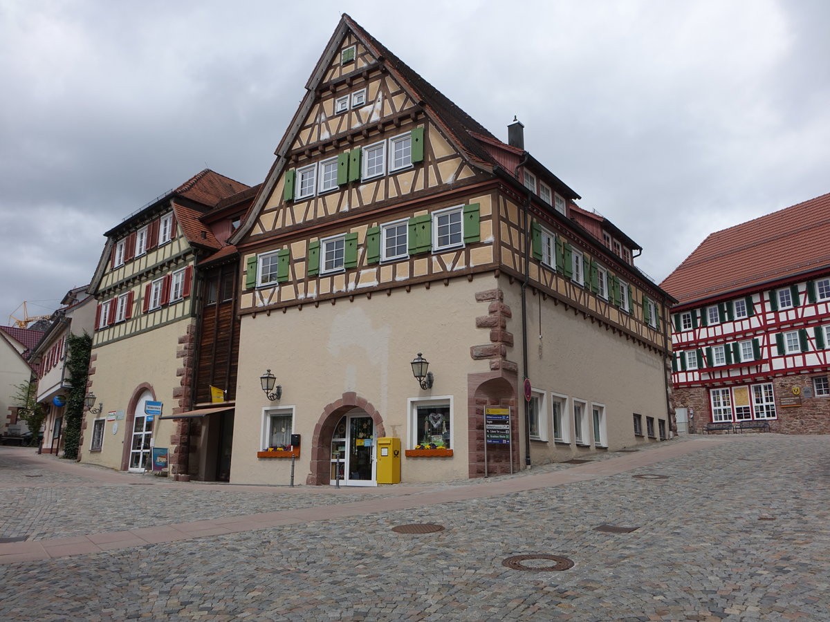 Neubulach, historische Fachwerkhuser am Kirchplatz (01.05.2018)