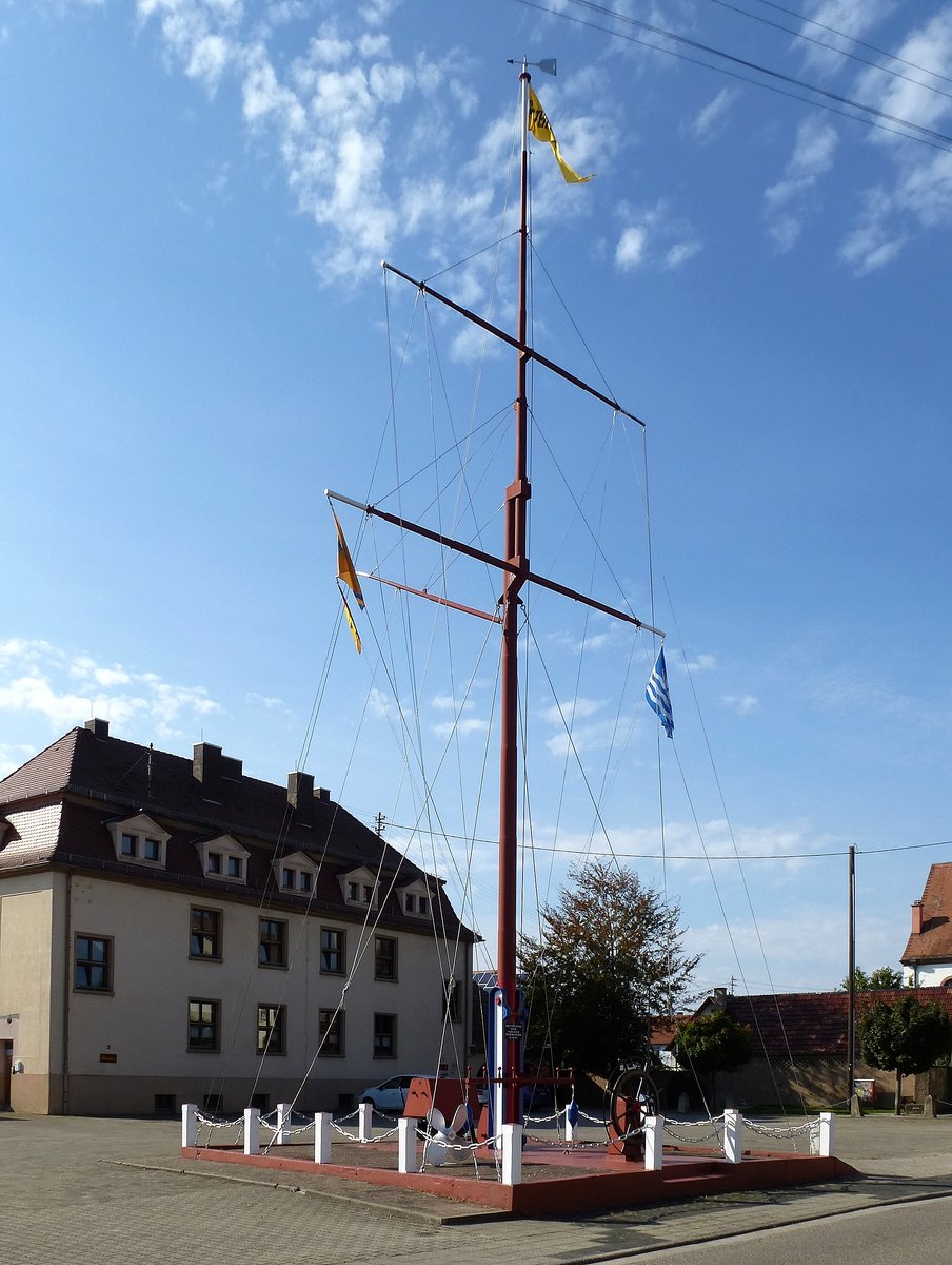 Neuburg am Rhein, das Denkmal auf dem Rathausplatz erinnert an die lange Tradition der hier ansässigen Schiffer und Fischer, Sept.2017