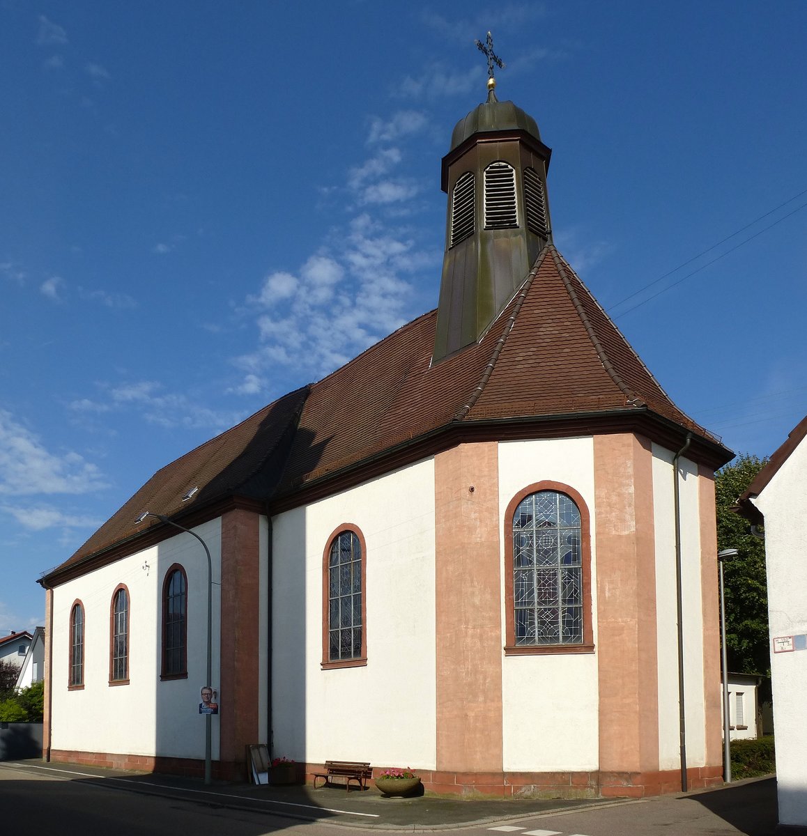 Neuburg am Rhein, die katholische Kirche St.Remigius stammt aus der Mitte des 18.Jahrhunderts, steht dierkt neben der evangelischen Kirche, Sept.2017