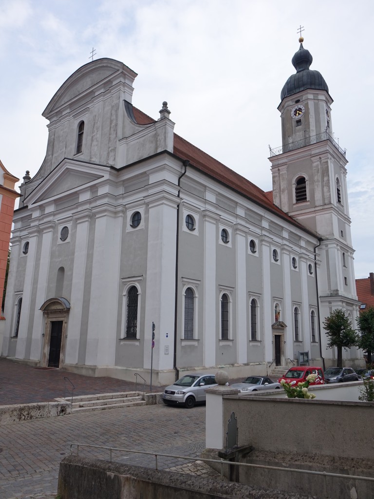 Neuburg, Stadtpfarrkirche St. Peter, barocke dreischiffige Hallenkirche mit Emporen, 
erbaut von 1641 bis 1646 durch Johann Serro (23.08.2015)